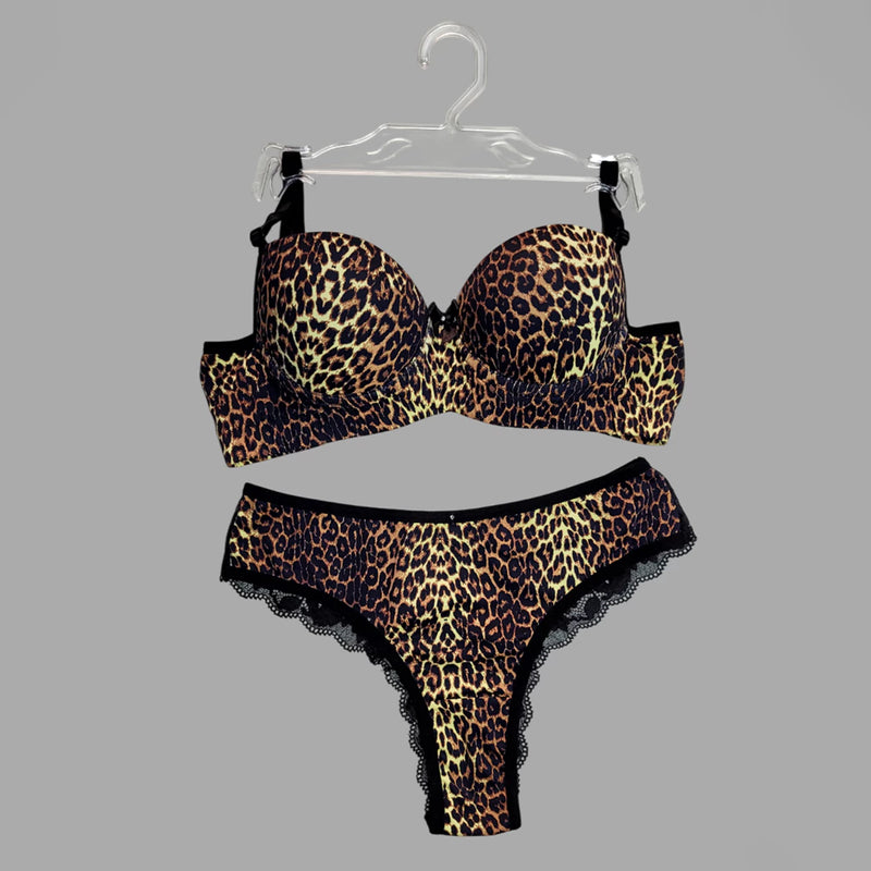 Conjunto Júlia - Sutiã com Alças Reguláveis + Calcinha com Detalhes em Renda