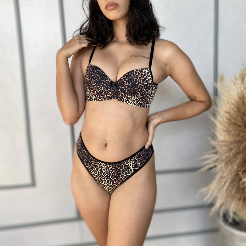 Conjunto Júlia - Sutiã com Alças Reguláveis + Calcinha com Detalhes em Renda